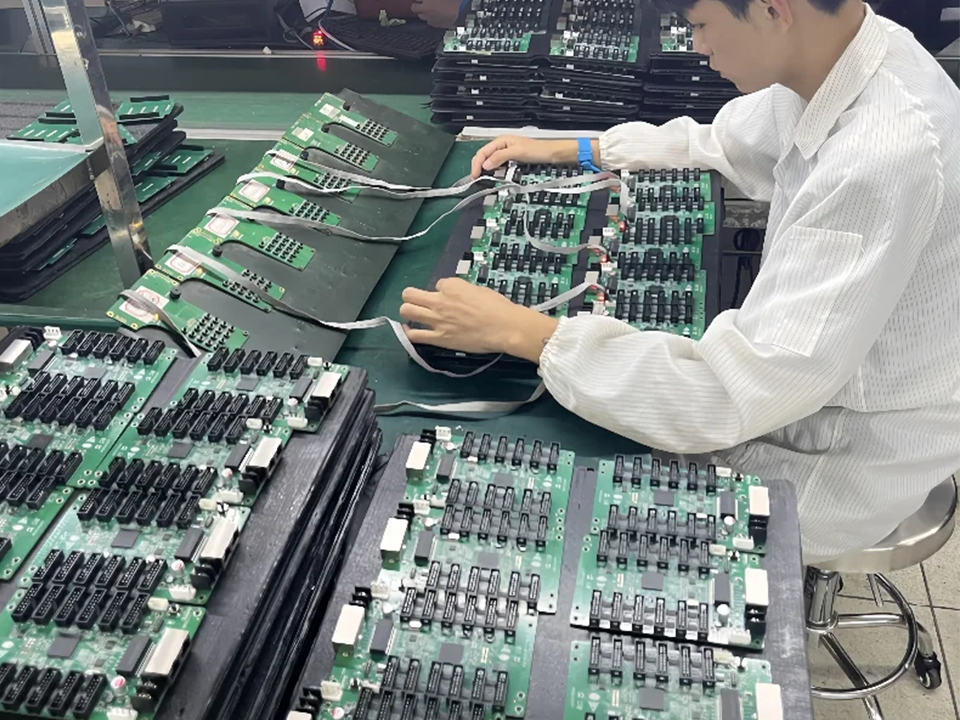 Flex PCB vs Rigid Board with Stiffeners: Cost Analysis 4 Flex PCB vs Rigid Board with Stiffeners